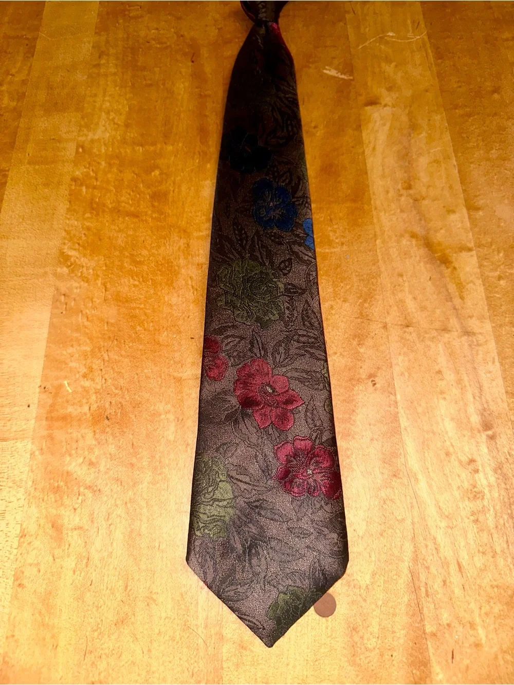 Stunning gray floral tie
